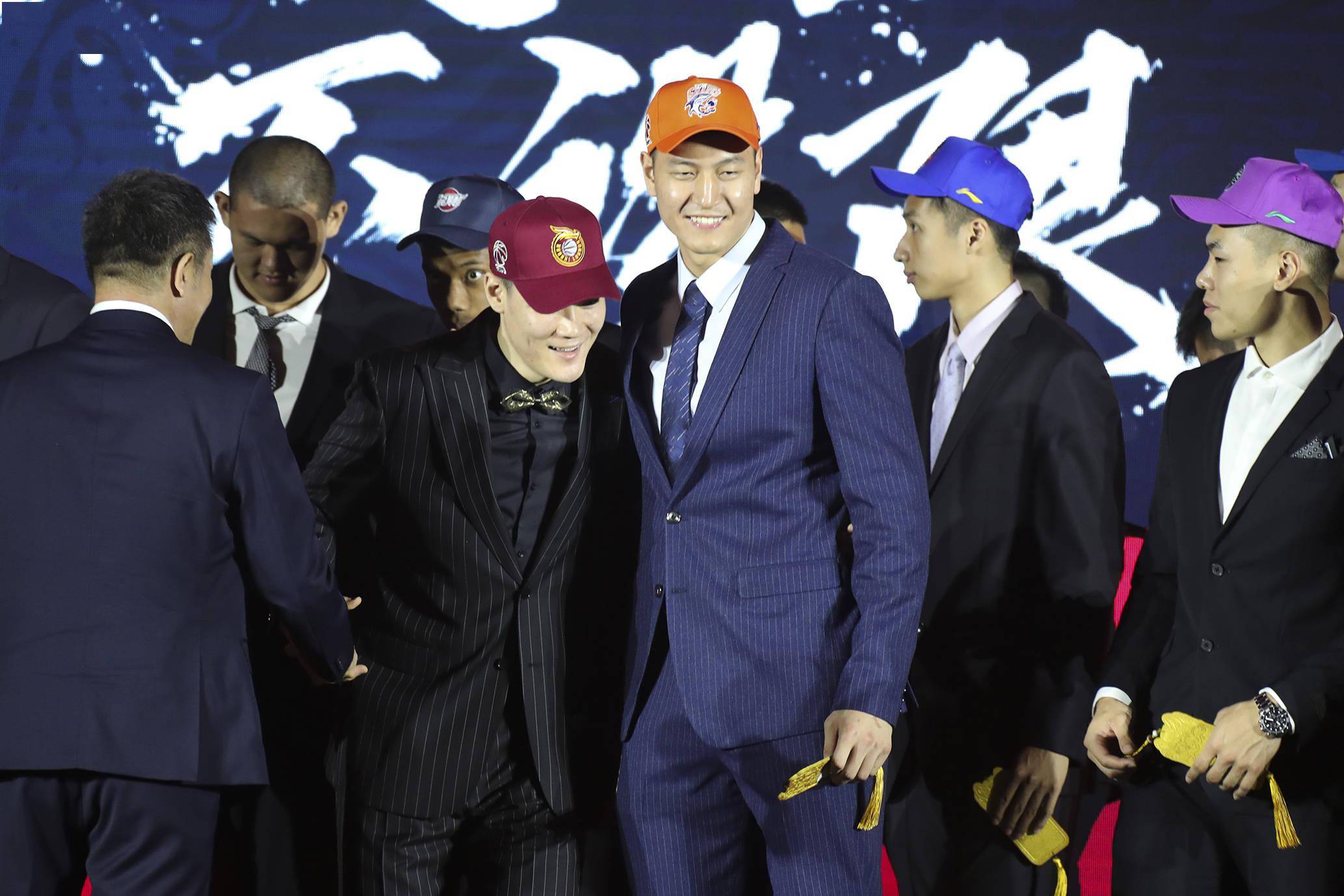 赛地聚焦——NBA总决赛赛前热度飙升，成都蓉城伤情更新，更衣室稳定，更衣室氛围转暖的简单介绍-体育竞赛