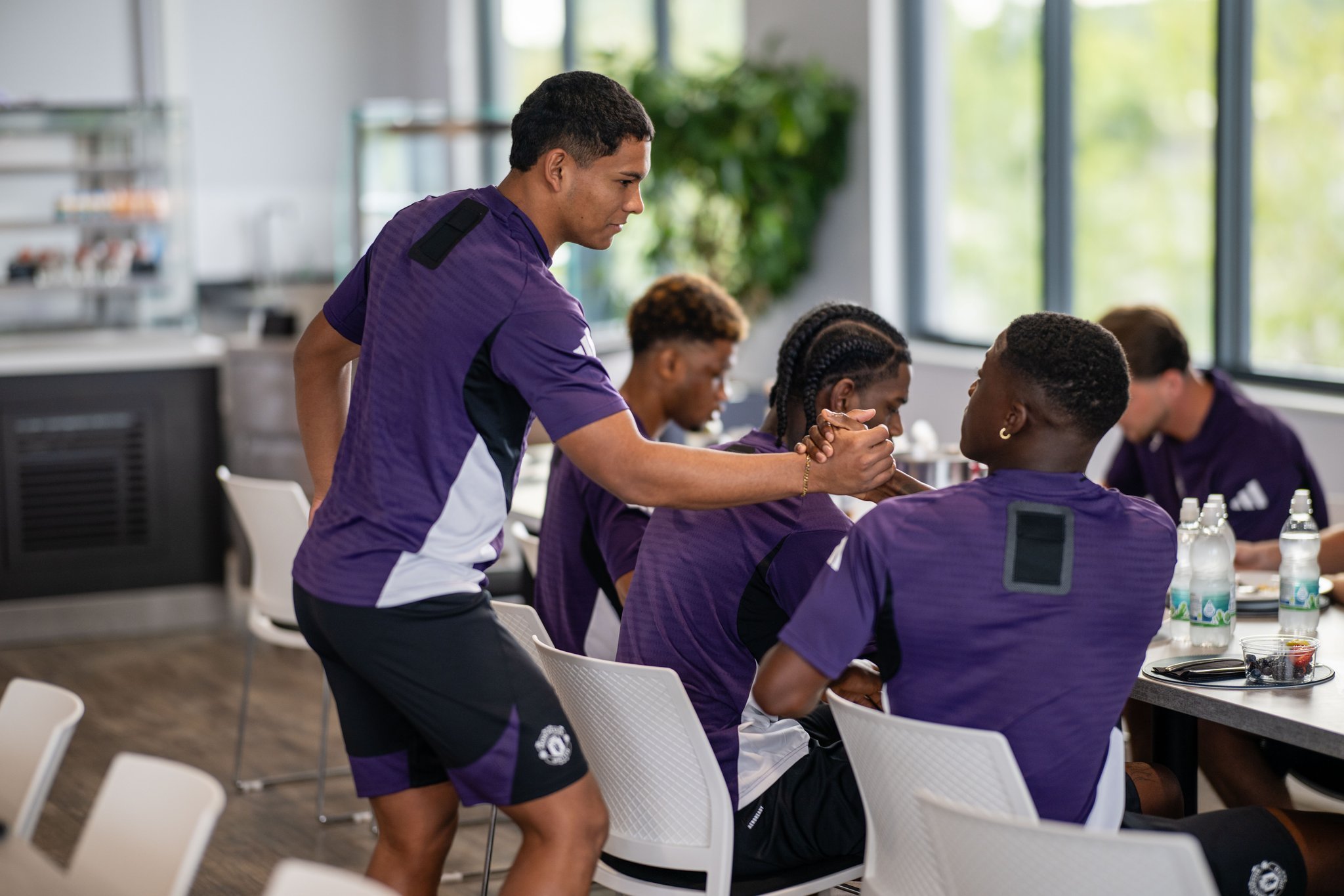 荷甲赛程吃紧；曼联今晚防线松动；赛场秩序良好；球探报告显示潜力的简单介绍-leisu